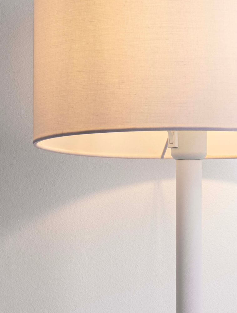 Alt Tag: Sibnia Tischleuchte E27 Ø 30cm - elegante schwarze Tischlampe mit goldenen Details, heller Stoffschirm, stimmungsvolle Beleuchtung für Wohnzimmer
