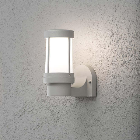 Lampa ścienna zewnętrzna Siena Szara, opalizujące szkło zamontowana na jasnej ścianie z eleganckim designem.