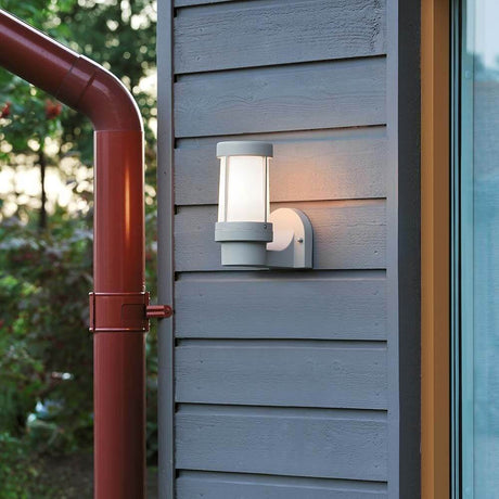 Lampa ścienna zewnętrzna Siena Szara, opalizujące szkło zamontowana na drewnianej ścianie na zewnątrz.