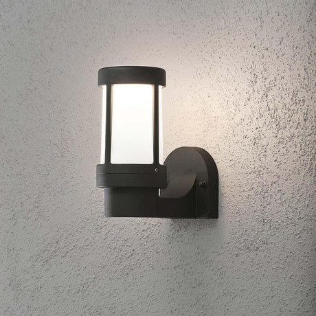 Siena Außen-Wandleuchte Schwarz, opales Glas an einer Wand montiert, moderne Außenbeleuchtung.