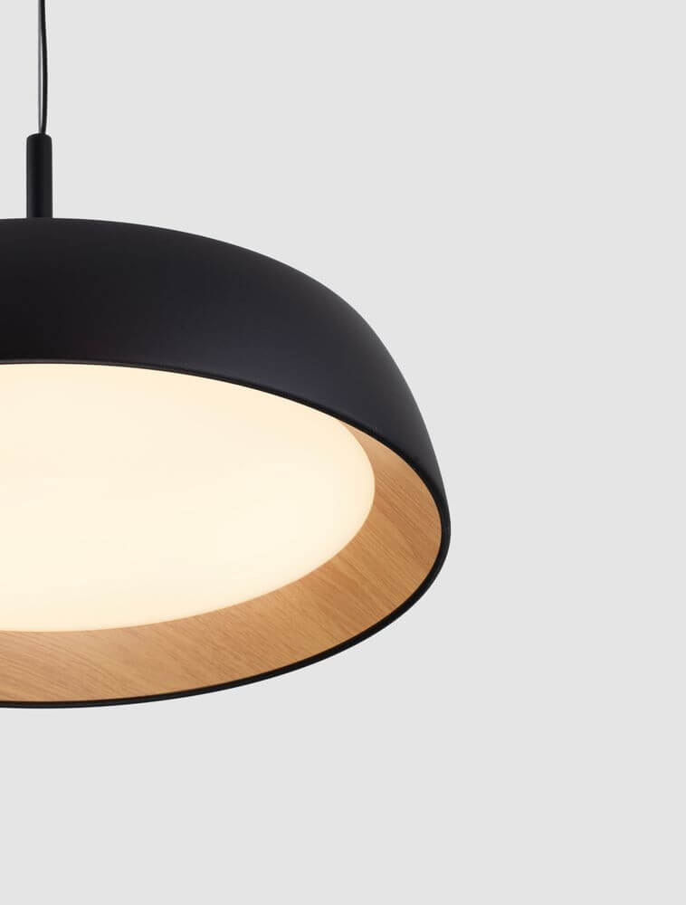 Moderne Pendelleuchte SIGI mit schwarzem Aluminium und Holzdekor, Ø 45 cm, 3000K – Ideal für Wohnzimmer und Esszimmer.