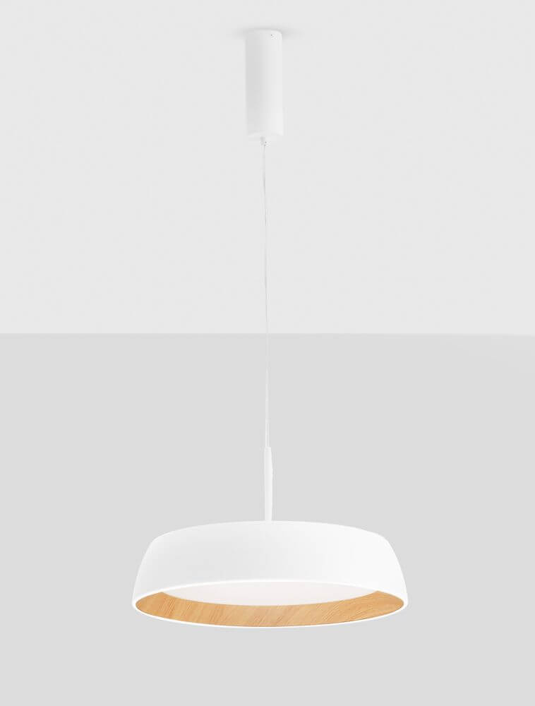 Moderne Sigi Pendelleuchte Ø 45cm in Weiß mit Holzdekor für stilvolle Innenräume.