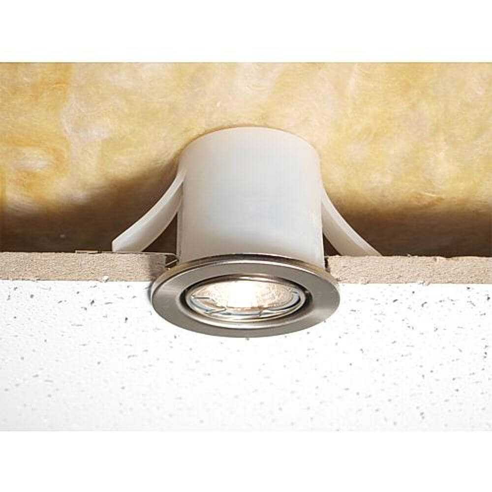 Robuste Silikon-Schutzkappe für Einbauleuchten Ø 75mm montiert in einer Decke.