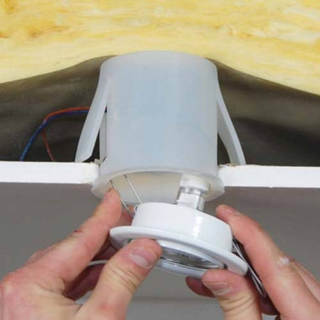 Robuste Silikon-Schutzkappe für Einbauleuchten Ø 75mm wird installiert, um Leuchtmittel zu schützen.