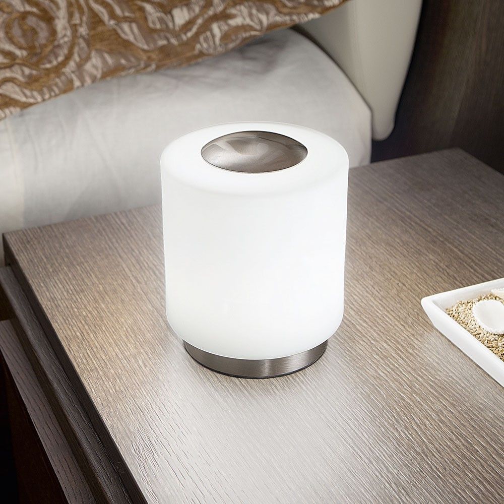 Simi LED Tischleuchte mit satiniertem Nickel und Glas, 3 Stufen Touchdimmer, elegantes Design auf Nachttisch.