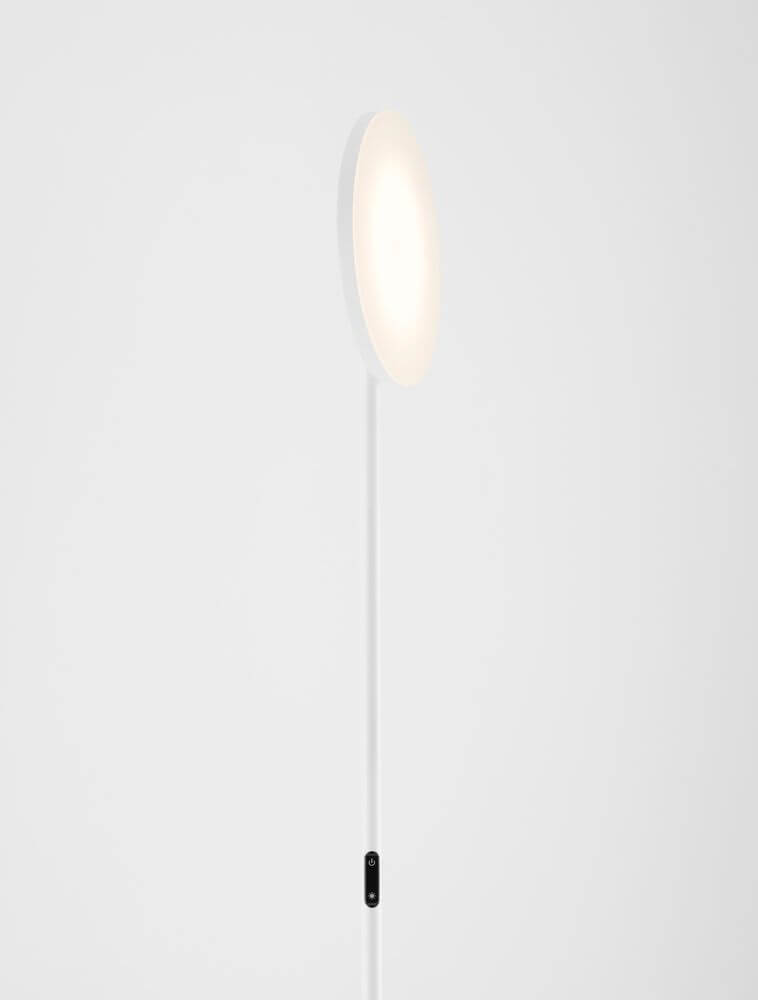 Alt Tag: Sinkro LED Stehlampe Ø 25,2cm 3000K mit Drehschalter in weißem Aluminium, schlankes Design mit warmweißem Licht und Drehschalter