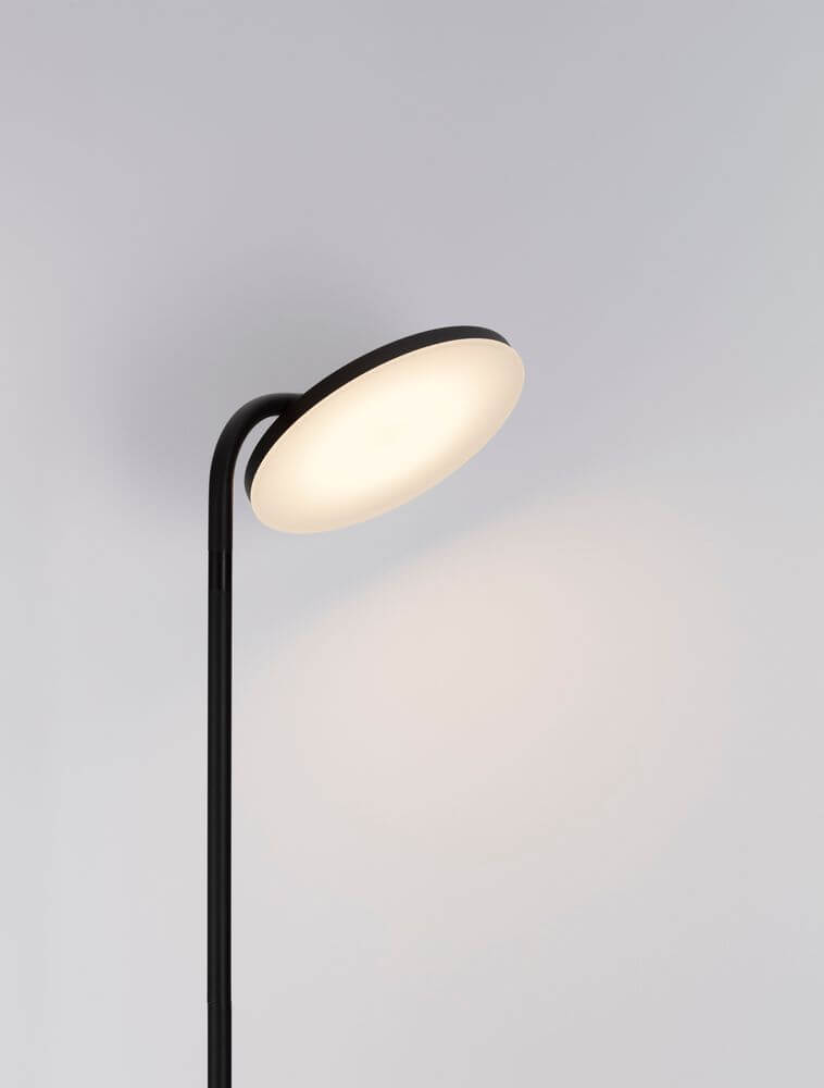 Sinkro LED Stehlampe Ø 25,2cm 3000K mit Fußschalter - elegantes Design mit schwenkbarem Leuchtkopf.