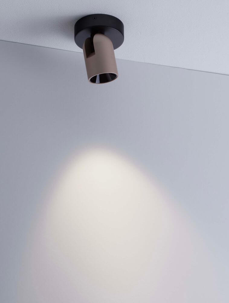 Sirmos LED Deckenleuchte 3000K Schwarz, Braun an der Decke mit warmem Lichtstrahl.