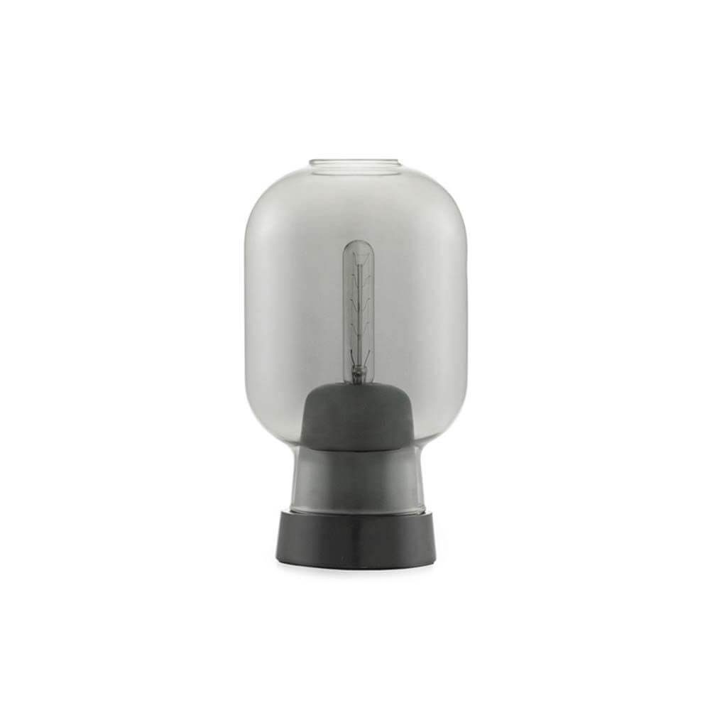 Tischleuchte Amp im Skandi-Look Rauchglas mit rauchschwarzem Gehäuse und dekorativer Glühbirne.
