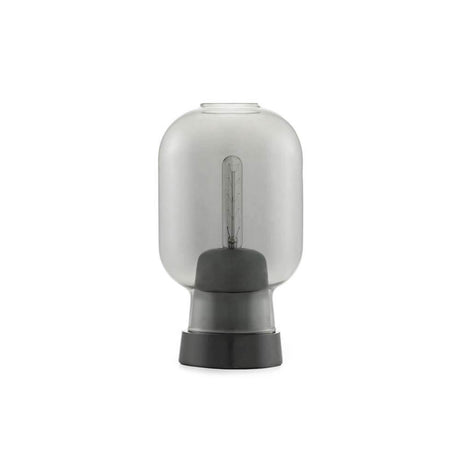Tischleuchte Amp im Skandi-Look Rauchglas mit rauchschwarzem Gehäuse und dekorativer Glühbirne.