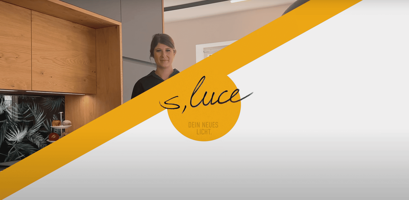 s.luce Logo mit Slogan 'Dein neues Licht' und einer lächelnden Frau in einer modernen Küche.