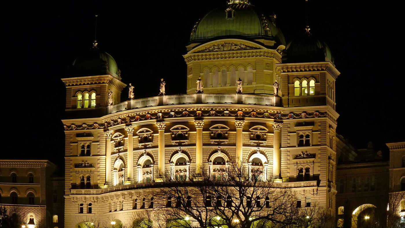 Nachtaufnahme des Bundeshauses in Bern, Schweiz, beleuchtet mit beeindruckender Architektur.