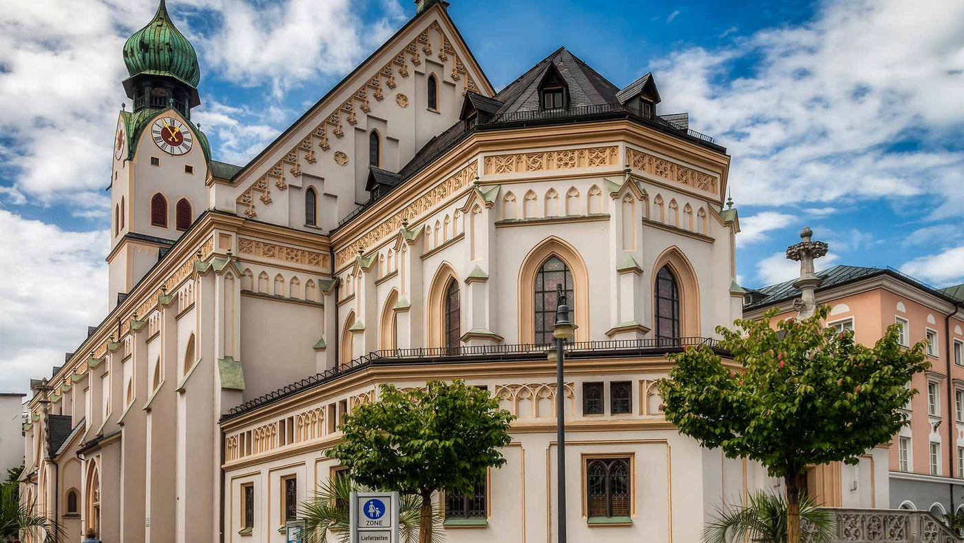 Historisches Gebäude mit Turm und schönem Himmel, beeindruckende Architektur im Herzen der Stadt.