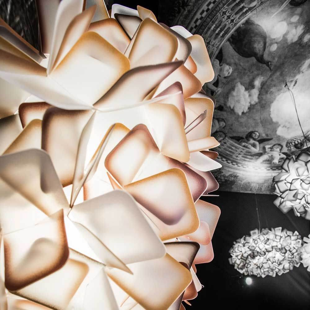 Slamp Clizia Wand- & Deckenleuchte Mini mit floralen Kunststoffschirmen und diffus strahlendem Licht.