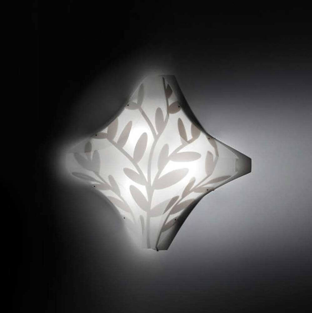 Slamp Dafne Decken- & Wandleuchte Weiß mit dekorativem Rankenmuster und diffusen Licht.