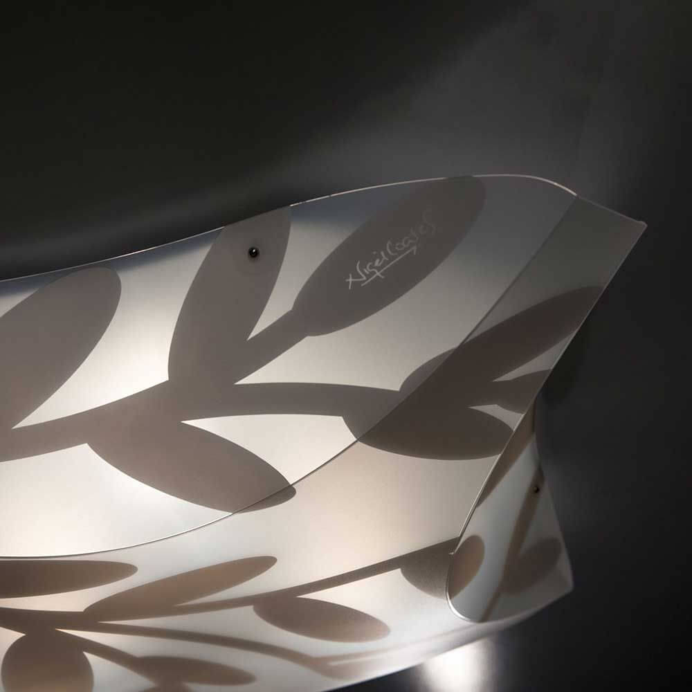 Slamp Dafne Decken- & Wandleuchte Weiß mit dekorativem Rankenmuster und diffuses Licht.