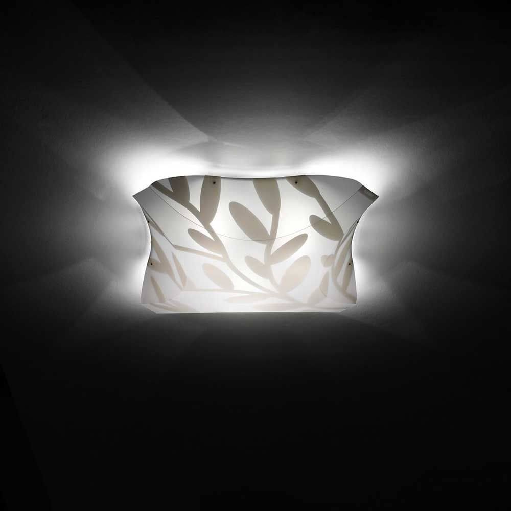 Slamp Dafne Decken- & Wandleuchte Weiß mit dekorativem Rankenmuster und diffusen Licht.