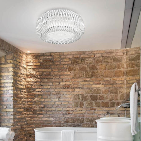 Slamp Decken- & Wandlampe Kalatos Ø 63cm im Badezimmer mit Backsteinwand und freistehender Badewanne