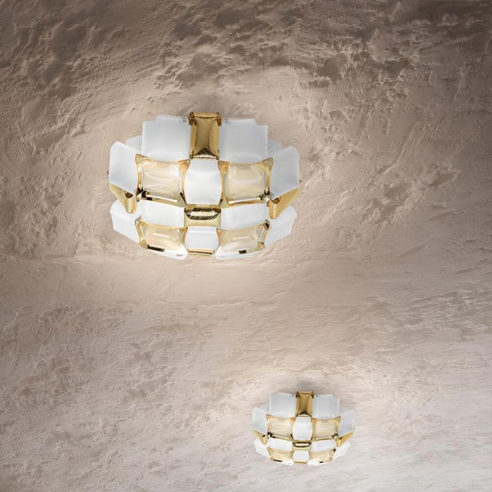Slamp Decken- & Wandlampe Mida in gold und weiß, elegante Struktur inspiriert von hochwertigem Schmuck.