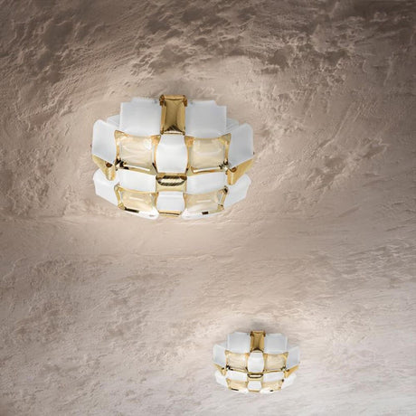 Slamp Decken- & Wandlampe Mida in gold und weiß, elegante Struktur inspiriert von hochwertigem Schmuck.