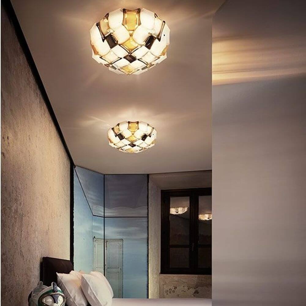 Slamp Decken- & Wandlampe Mida in eleganter Raumgestaltung mit schillernden Farben.
