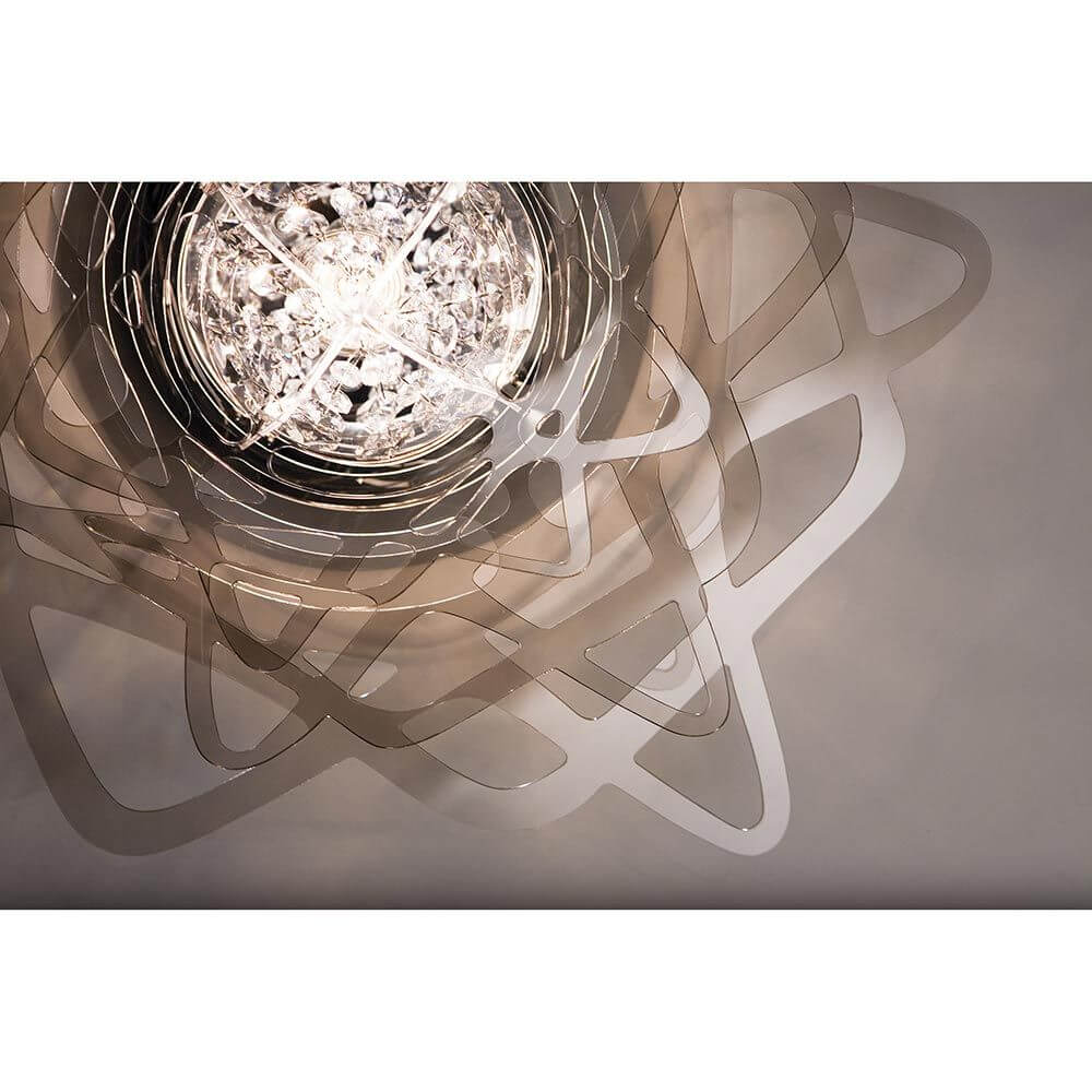 Slamp Deckenlampe Aurora Mini Weiß mit einem eleganten, kristallenen Kern und filigranen Linien in einem modernen Raum.