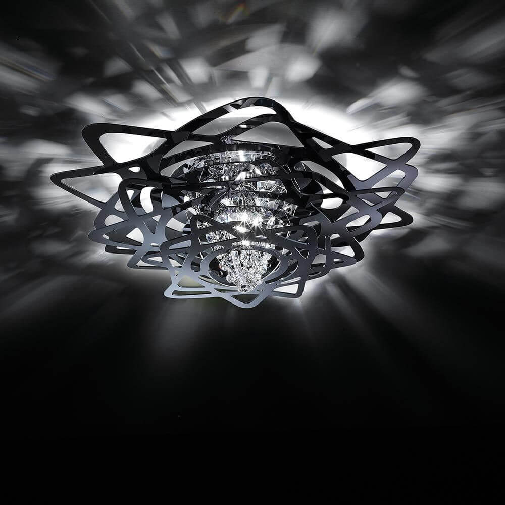 Slamp Deckenleuchte Aurora Mini Schwarz mit kristallinem Kern, elegantes Design und stilvolle Lichtreflexe.