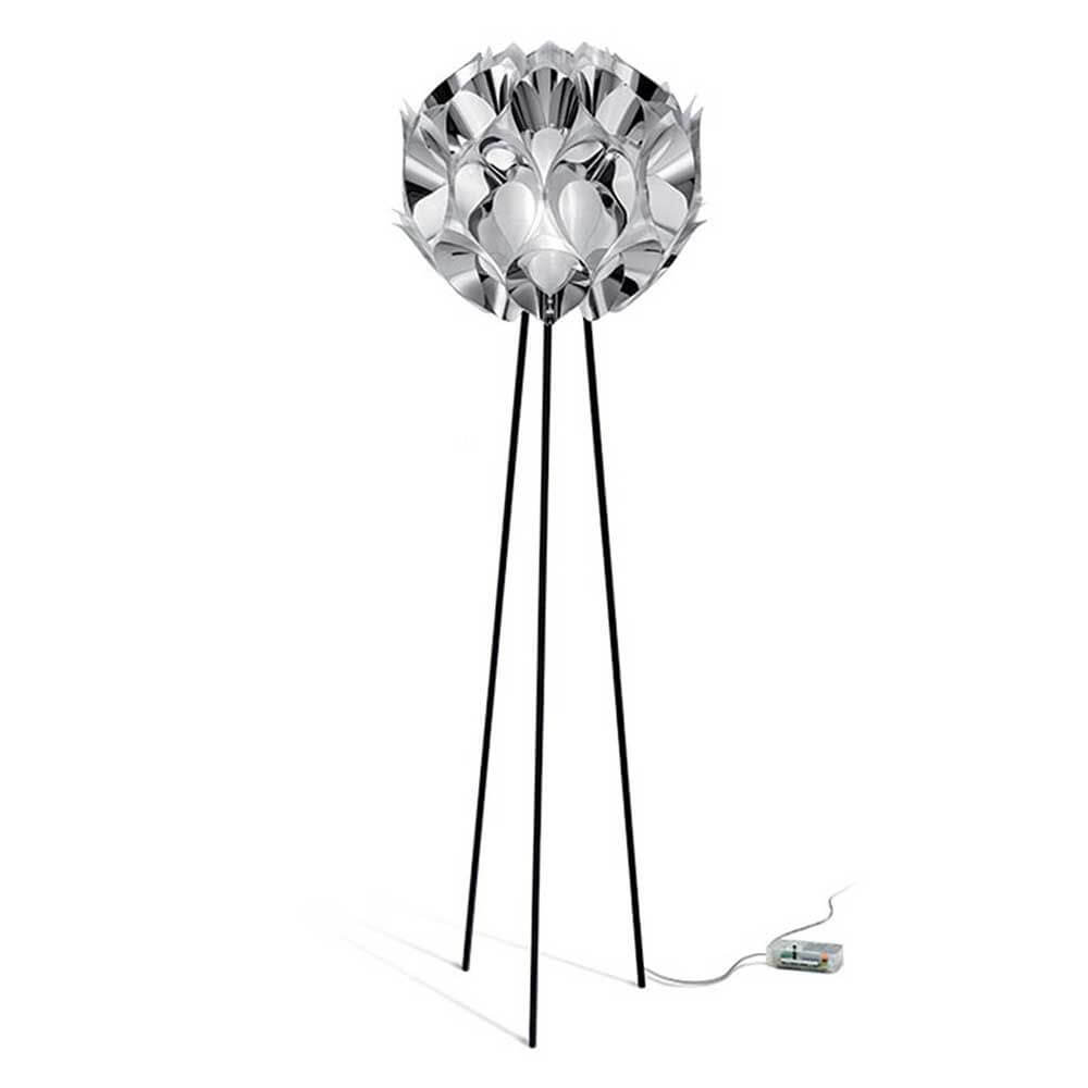 Slamp Dreibein-Stehlampe Flora mit dekorativem Leuchtenkopf und eleganten, schlanken Beinen.