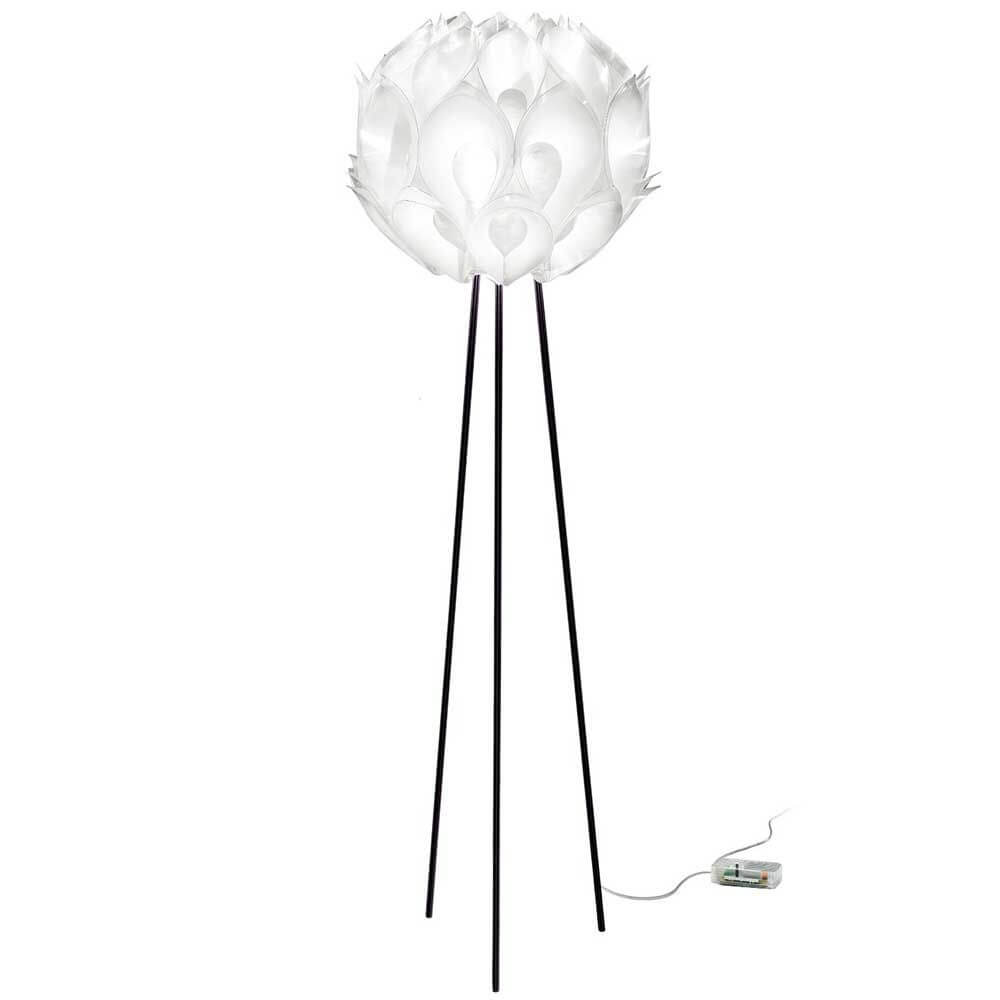 Slamp Dreibein-Stehlampe Flora mit kugelförmigem, satinierter Diffusor und dekorativen Blütenblättern.