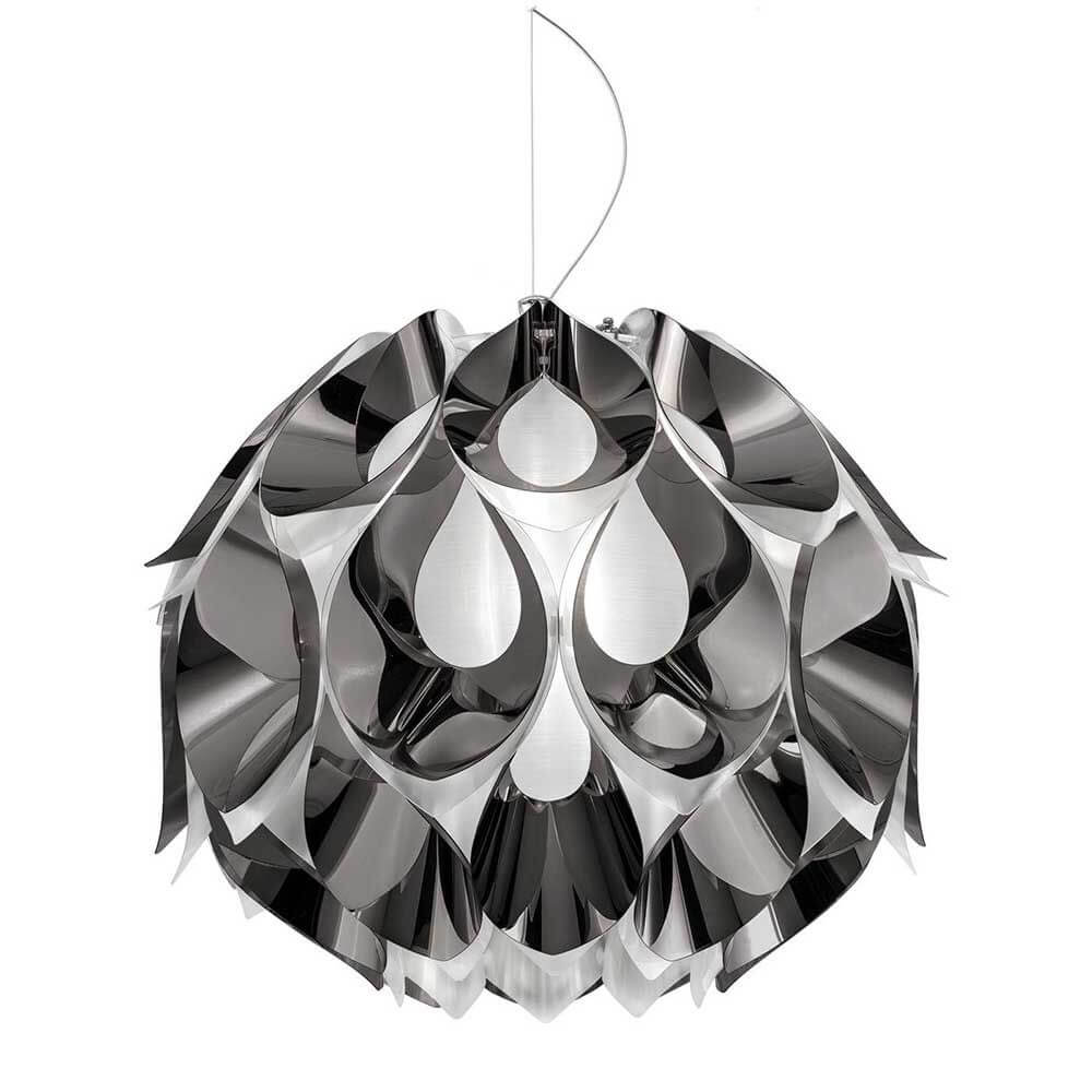 Slamp Flora Pendelleuchte Ø 50cm in elegantem Design mit geschwungenen Metalloberflächen.