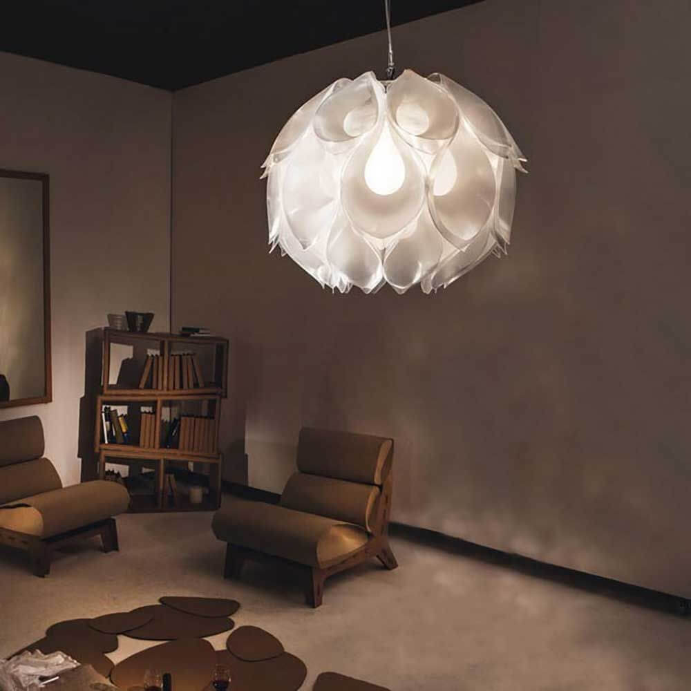 Slamp Flora Pendelleuchte Ø 50cm, inspiriert von der Monstera Deliciosa, elegante Deckenlampe im Raum.