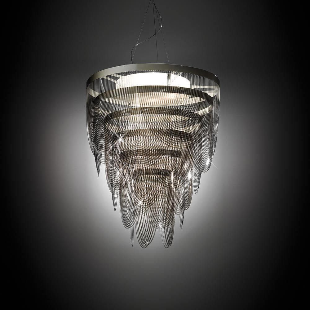 Slamp Hängelampe Ceremony Large Rauchfarben vor schwarzem Hintergrund, mit lichtdurchlässigen Ketten aus Technopolymeren.