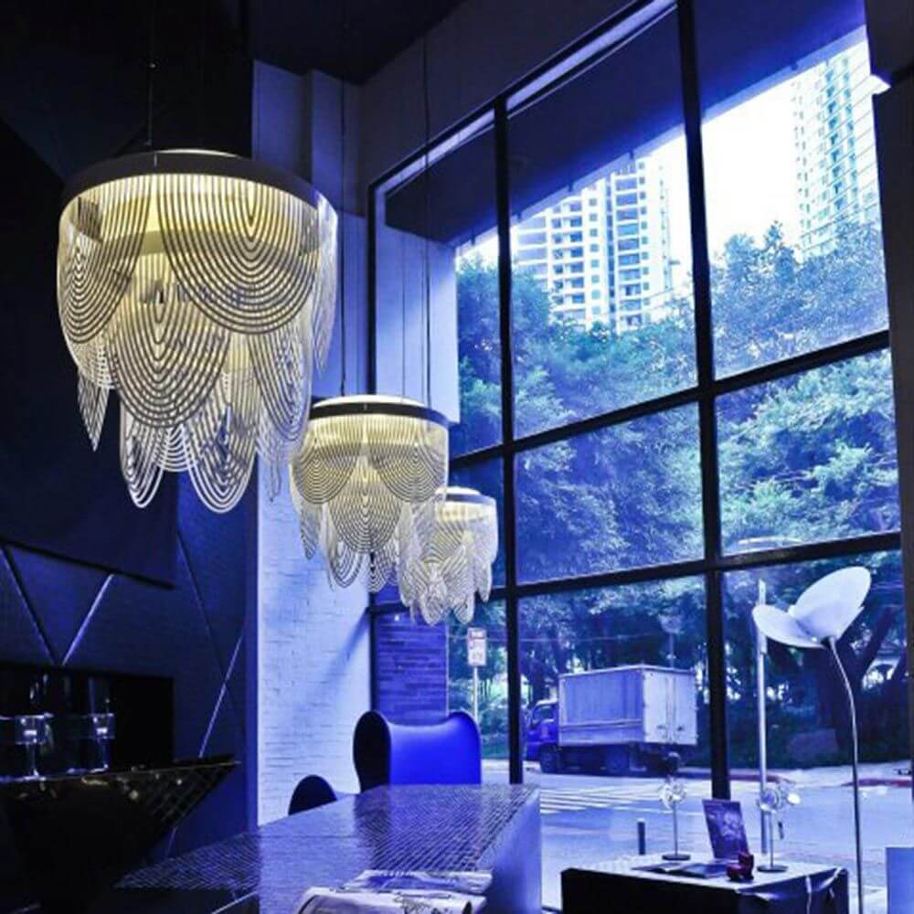 Slamp Hängelampe Ceremony Large Rauchfarben in modernem Raum mit großen Fenstern.