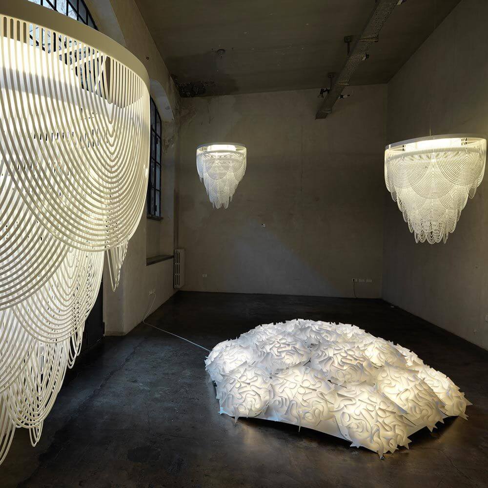 Slamp Hängelampe Ceremony Large Rauchfarben in einem modernen Raum mit raffinierten Lichtakzenten.