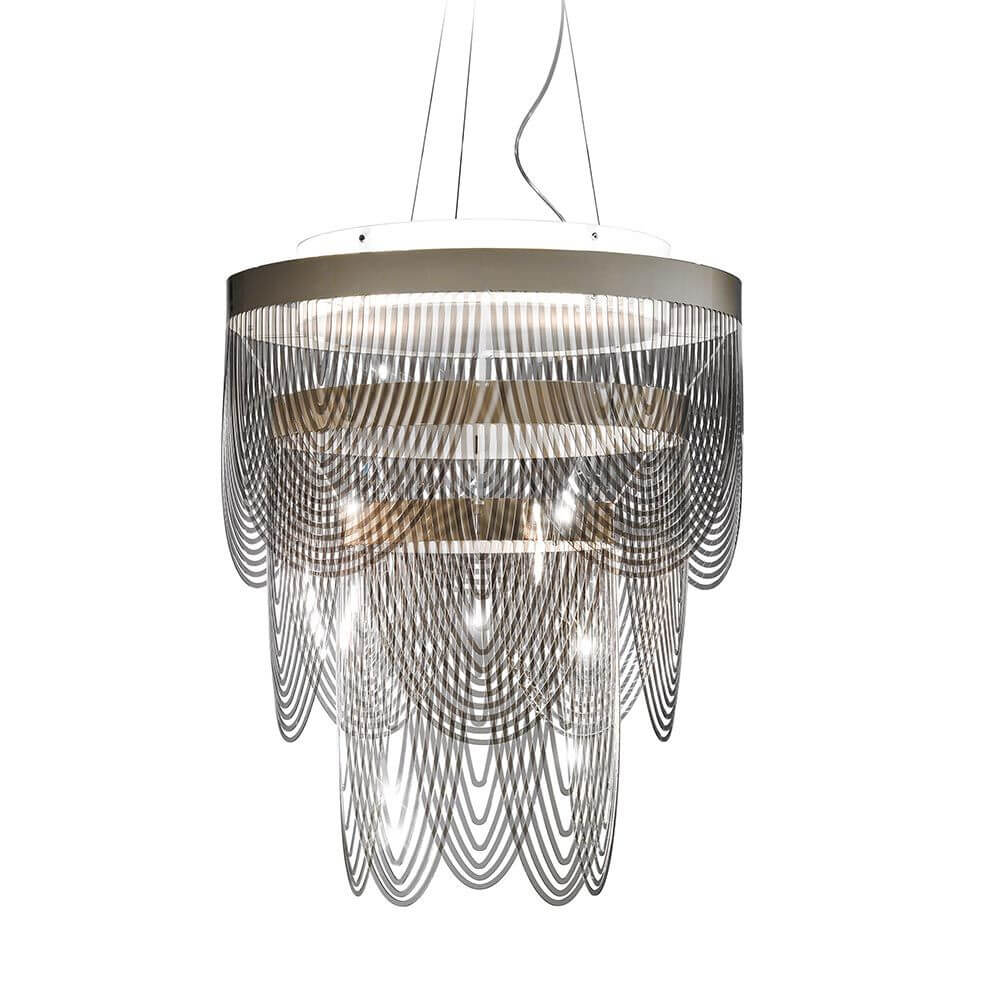 Slamp taklampe Ceremony Small røykfarget med elegant design og scenografisk lysspill.