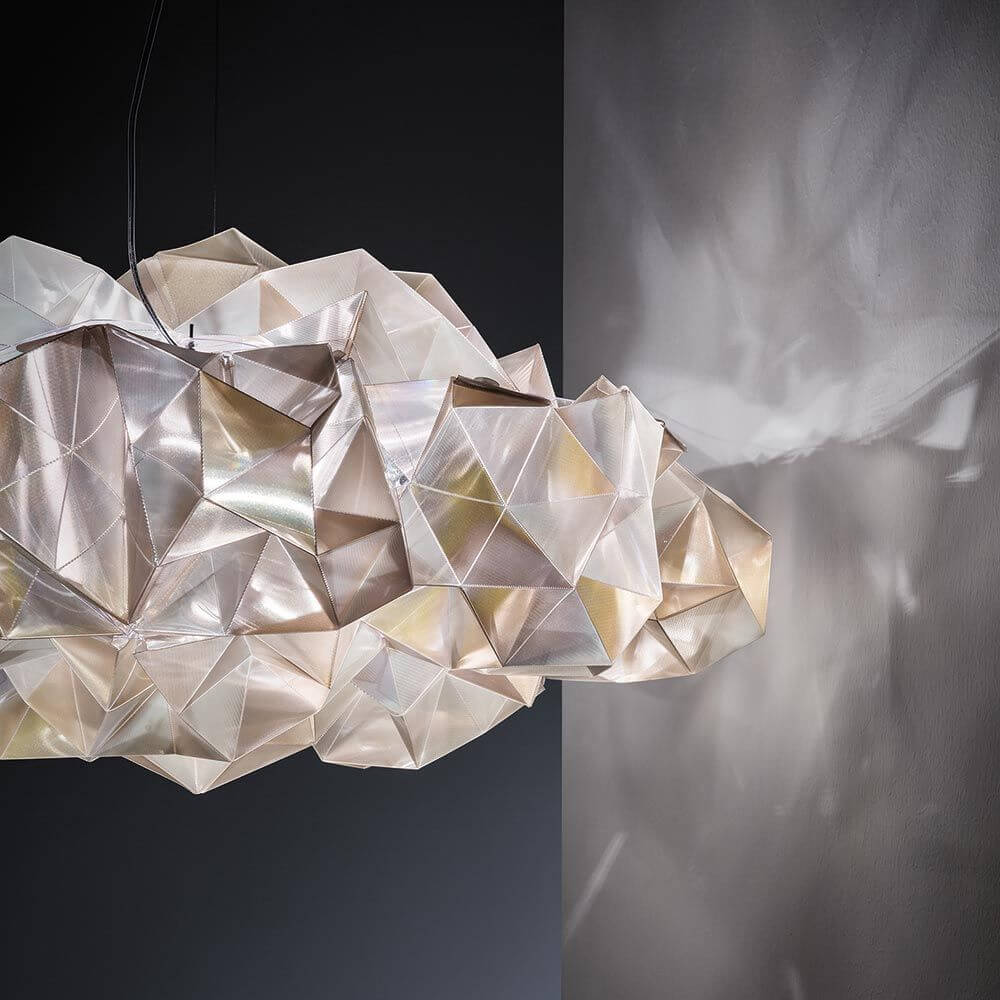 Slamp Hängelampe Drusa Goldfarben, Velvet, elegante geometrische Form mit Lichtreflexionen an der Wand.