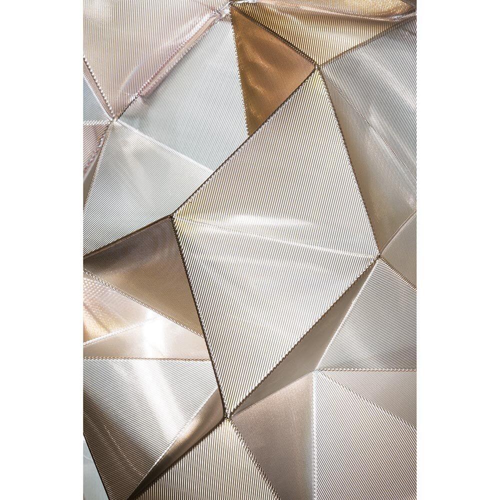 Slamp Hängelampe Drusa Goldfarben, Velvet-Muster mit glänzenden, geometrischen Formen in Gold- und Cremetönen.