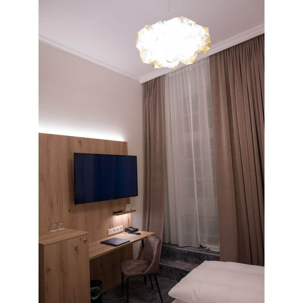 Slamp Hängelampe Drusa Goldfarben, Velvet in einem modern eingerichteten Zimmer, über einem Arbeitsplatz.