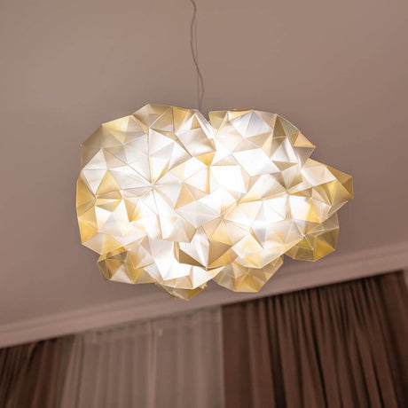 Slamp pendant lamp Drusa gold-coloured, Velvet in a modern room, showing an elegant geometric shape.