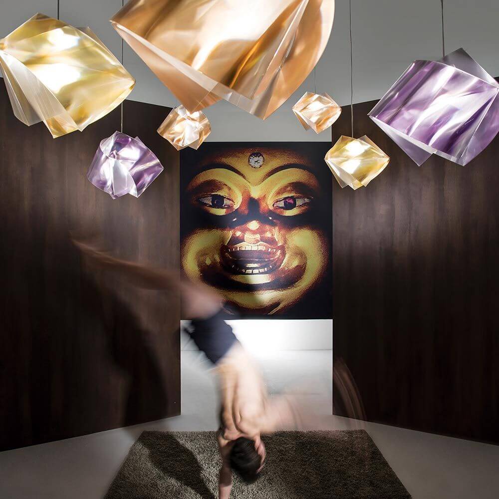 Slamp pendant lamp Gemmy Prisma Color in gold in a modern room with fascinating light reflections.