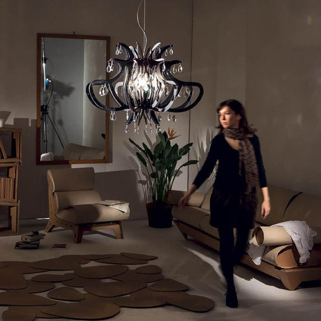 Lampada a sospensione Slamp Medusa nera in un elegante interno con mobili moderni.