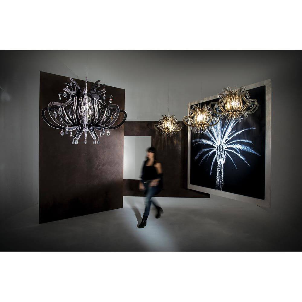 Lámpara colgante Slamp Medusa Negra en un diseño de espacio moderno con cristales y una obra de arte en el fondo.