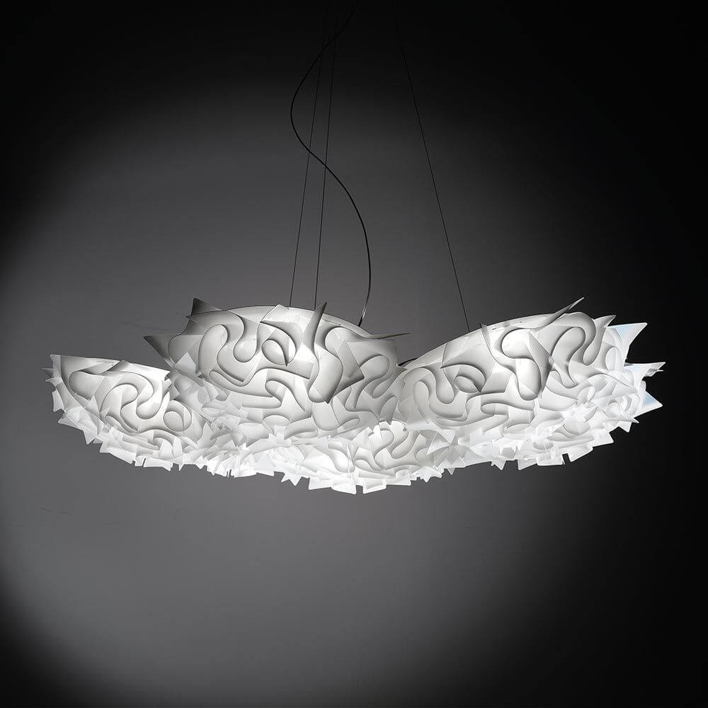 Slamp Hängelampe Veli 7 Opalweiss in elegantem, kurvenreichen Design mit modernem Glamour.