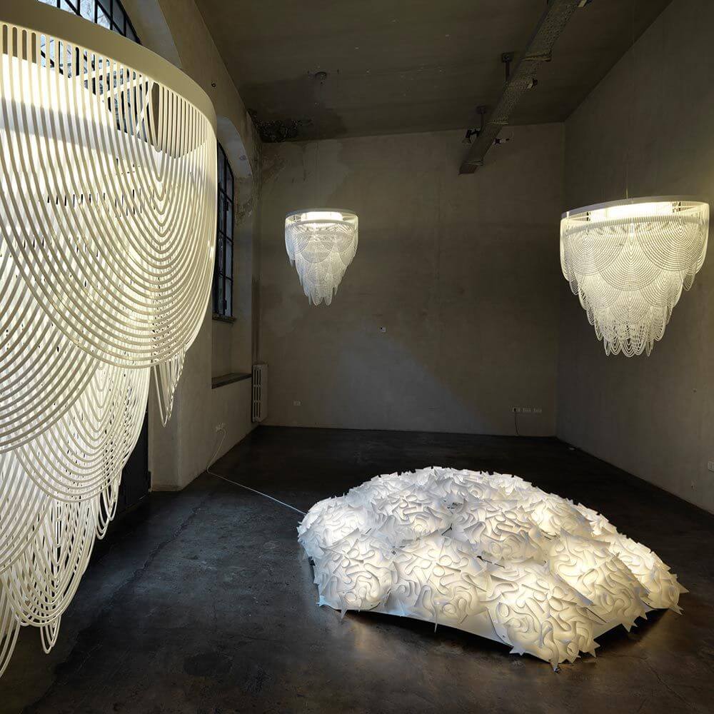 Slamp Hängelampe Veli 7 Opalweiss in modernem Raumdesign mit elegantem Licht.