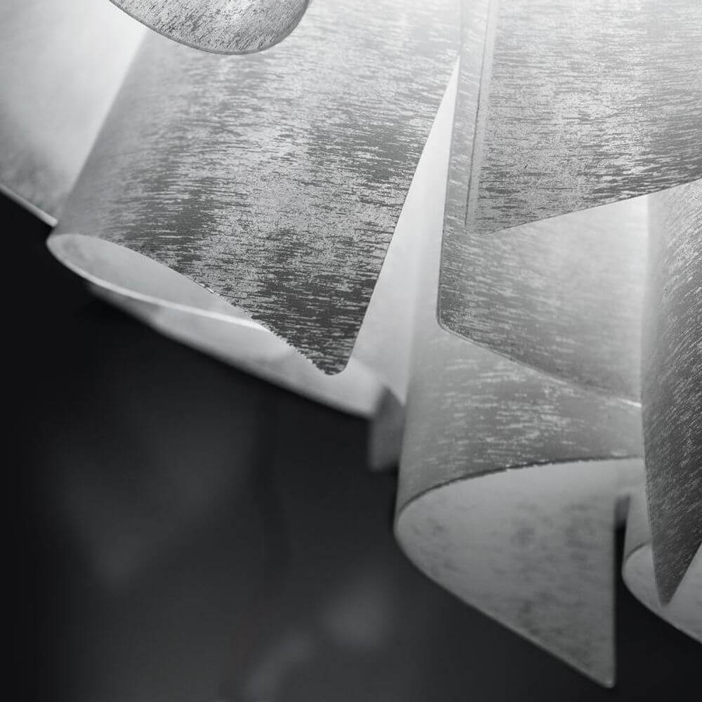 Detailansicht der Slamp Hängelampe Veli Couture Weiß mit verspieltem Blüten-Design und Lichtreflexionen.