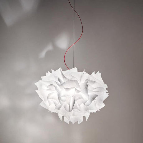 Lampada a sospensione Slamp Veli Couture Bianca con un design floreale giocoso e cavo colorato per effetti di luce straordinari.