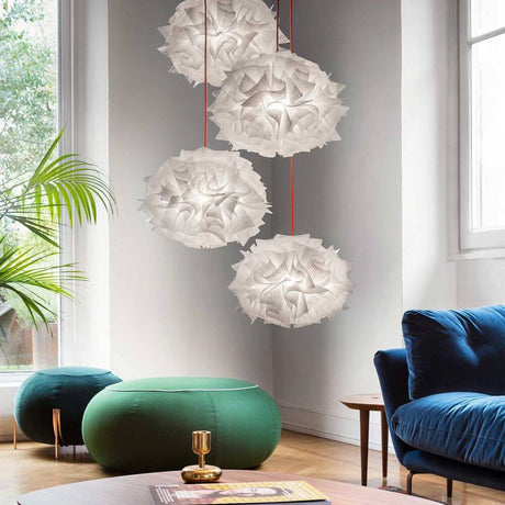 Slamp Hängelampe Veli Mini Quartet Couture 4-flammig in modernem Wohnzimmer mit stilvollen Möbeln.