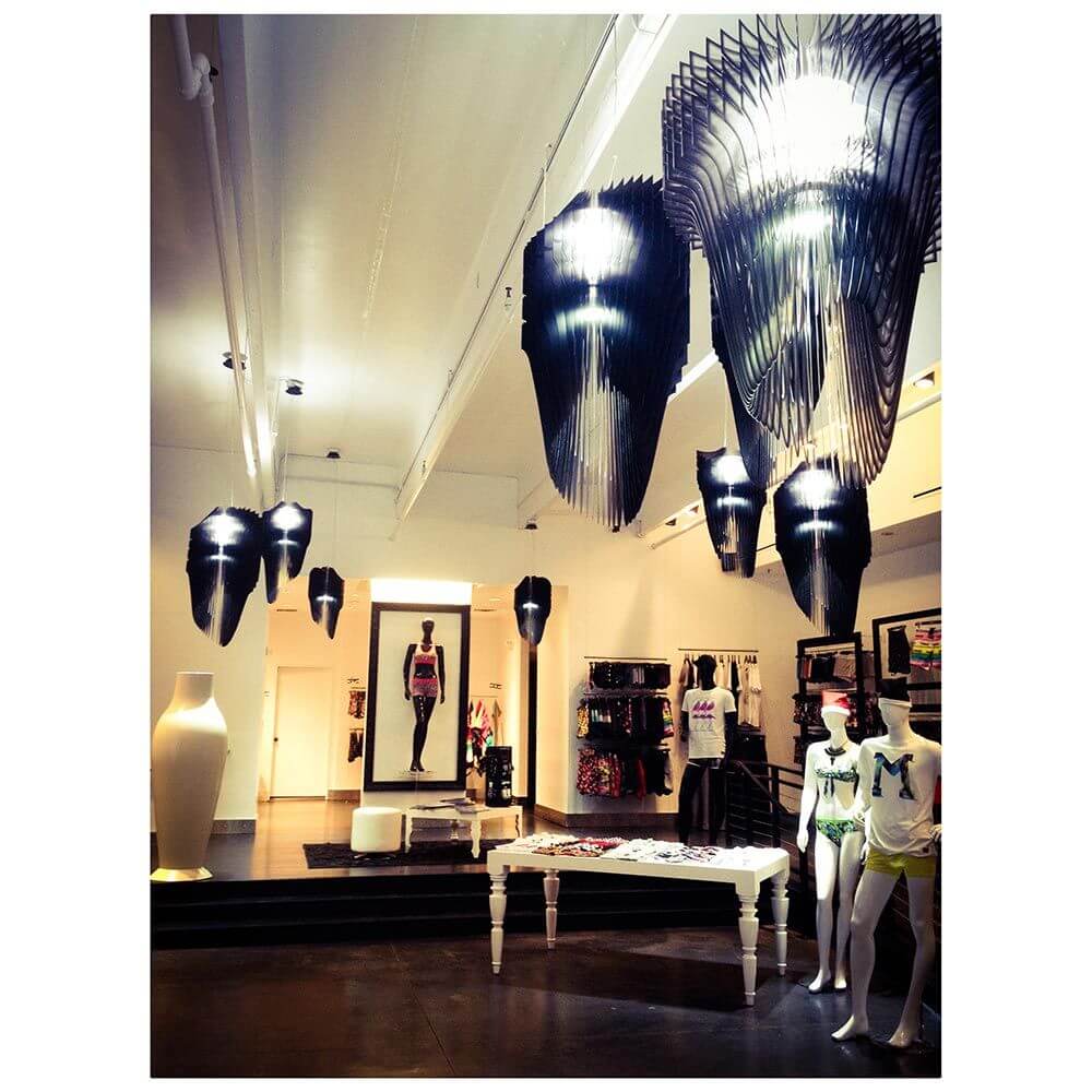 Slamp Hängeleuchte Aria Schwarz, Transparent in moderner Boutique-Umgebung, Betonung auf stilvollem Interior-Design.