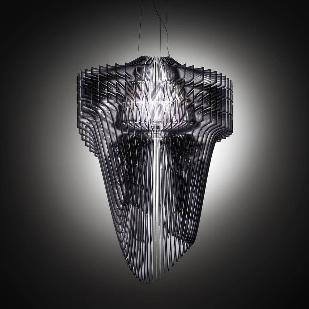 Slamp Hängeleuchte Aria Schwarz, Transparent mit fließendem, dynamischem Design in Schwarz und transparenten Elementen.