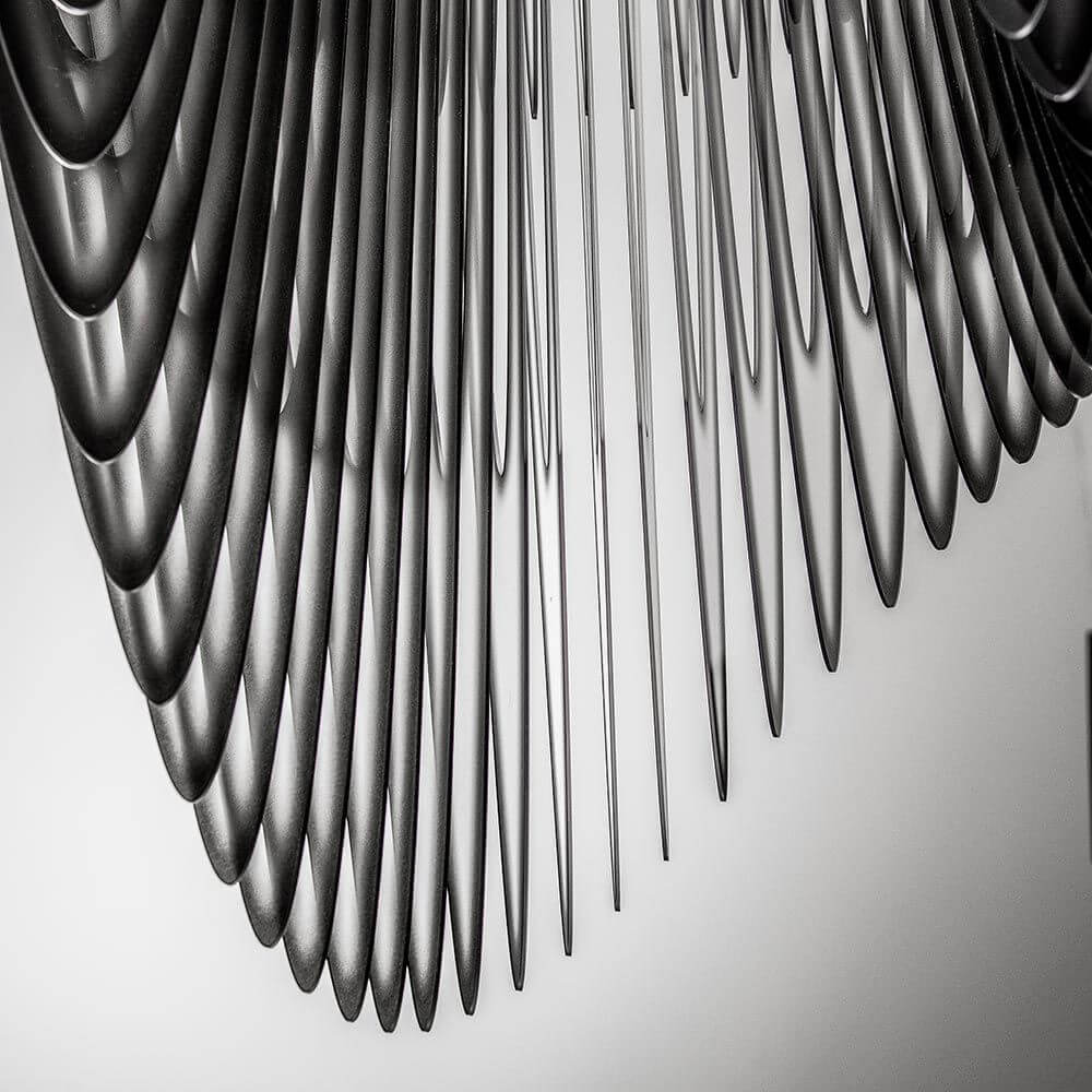 Detailansicht der Slamp Hängeleuchte Aria Schwarz, Transparent mit dynamischem und fließendem Design.